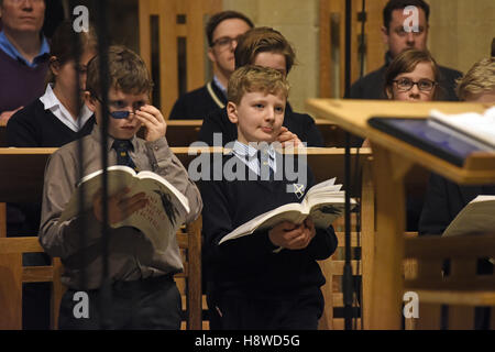 Les choristes menés par choeur à une session d'enregistrement pour une production CD commercial. Wells Cathedral Choir. Banque D'Images