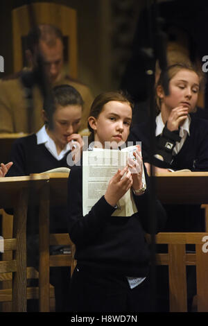 Les choristes menés par choeur à une session d'enregistrement pour une production CD commercial. Wells Cathedral Choir. Banque D'Images