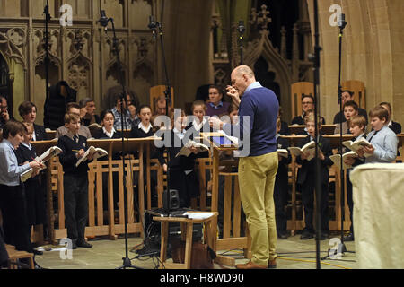 Les choristes menés par choeur à une session d'enregistrement pour une production CD commercial. Wells Cathedral School. Banque D'Images