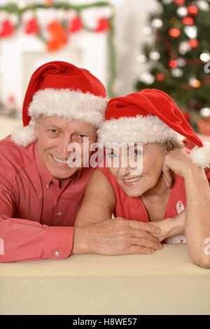 Senior couple in Santa hats Banque D'Images