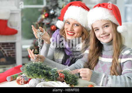 Mère et fille pour Noël traité Banque D'Images