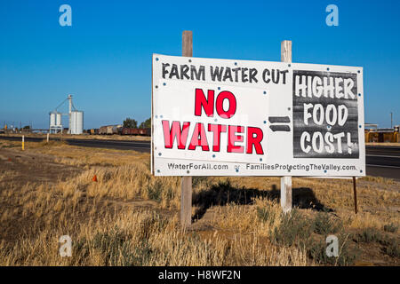 Buttonwillow, Californie - un signe sur une ferme dans la vallée de San Joaquin de pénuries d'eau équivaut à la hausse des prix. Banque D'Images