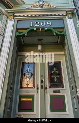 San Francisco, CA, USA, porte d'entrée, en bois, architecture traditionnelle de l'âge victorien, maisons de ville victoriennes dans le district de Mission, détail Banque D'Images