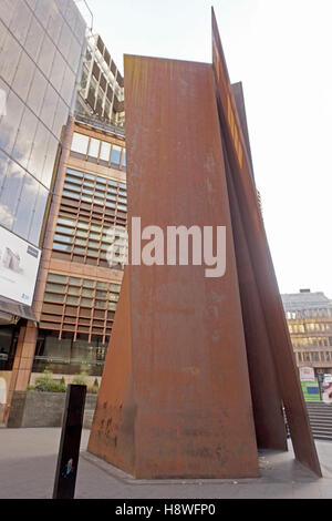 Pivot de l'oeuvre en bronze de Richard Serra, Broadgate Circle, Liverpool Street Station, London Banque D'Images