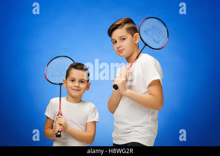 Les deux garçons avec des raquettes de badminton en plein air Banque D'Images