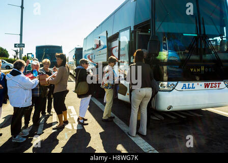 Sausalito, CA, États-Unis, Groupe de personnes américaines embarquant bus touristique dans le parking, scènes de rue, voyage en bus seniors Banque D'Images