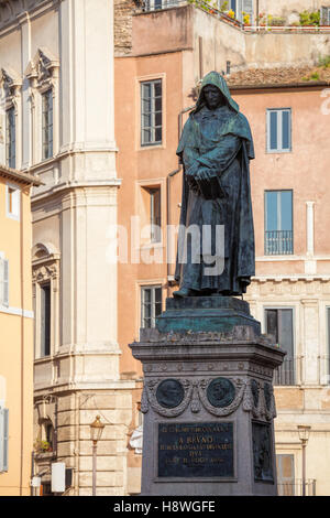 Le monument à philosophe Giordano Bruno au centre de la place Campo de Fiori à Rome Italie Banque D'Images