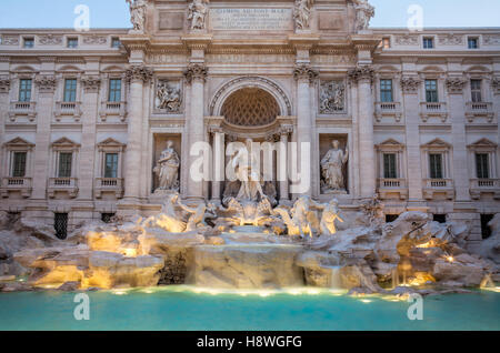 Fontaine de Trevi, la plus grande fontaine baroque à Rome et l'une des plus célèbres fontaines dans le monde Banque D'Images