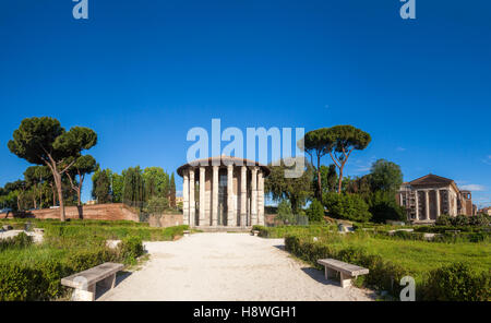 Vue panoramique sur le Forum Boarium, un forum de bovins venalium de la Rome antique, avec le Temple d'Hercule Victor et Temple de P Banque D'Images