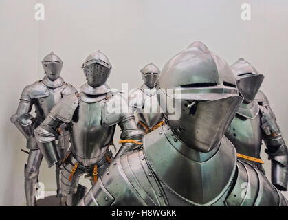 L'Espagne, Castille La Mancha, Toledo, armures d'exposition dans le Museo del Ejercito, musée militaire dans l'Alcazar de Tolède. Banque D'Images