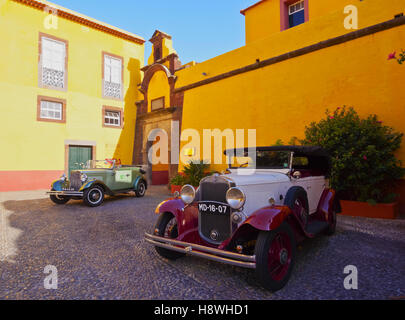 Portugal, Madère, Funchal, Vintage Chevrolet sur la cour de la Sao Tiago Fort. Banque D'Images