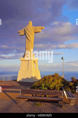 Portugal, Madère, Ponta de Garajau, vue sur le monument du Christ. Banque D'Images