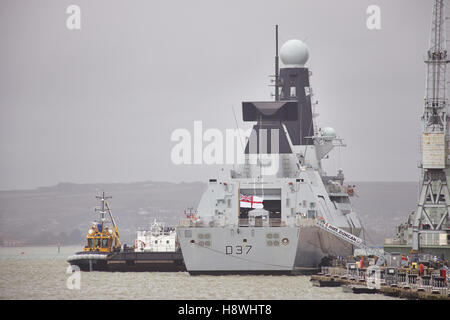 Le HMS Duncan (D37) à Portsmouth Banque D'Images