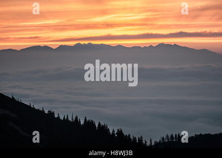 La lumière du jour (lever du soleil) au-dessus de montagnes Tatras de willa pod dans chlebom dans les montagnes Mala fatra Slovaquie Banque D'Images