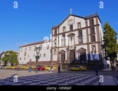 Portugal, Madère, Funchal, Collège des Jésuites et l'Église sur la Praça do Municipio, partie de la Madère et les universités catholiques. Banque D'Images