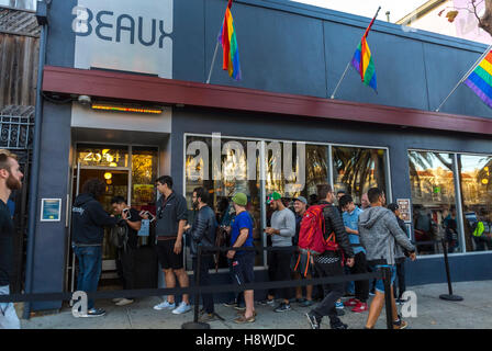 San Francisco, CA, USA, foule des hommes gay en ligne en attente d'aller dans les bar gay, les Beaux le Castro, avant Banque D'Images