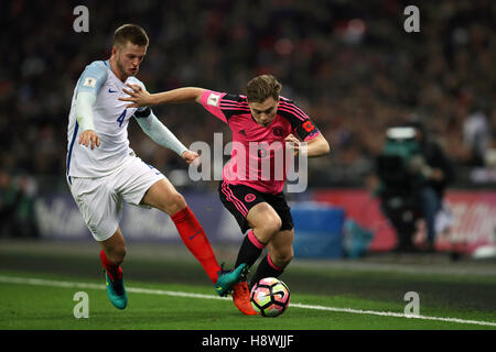 L'Angleterre Eric Dier (à gauche) et l'Ecosse de James Forrest bataille pour la balle durant la Coupe du Monde 2018, Groupe F match de qualification au stade de Wembley, Londres. Banque D'Images