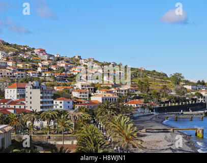 Portugal, Madère, vue de la plage de galets de Santa Cruz. Banque D'Images