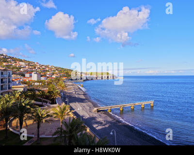 Portugal, Madère, vue de la plage de galets de Santa Cruz. Banque D'Images