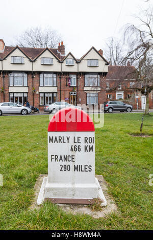 Stone Mile Post à Marlow affichant la distance à sa ville jumelle de Marly le Roi. Banque D'Images