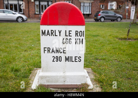 Stone Mile Post à Marlow affichant la distance à sa ville jumelle de Marly le Roi. Banque D'Images