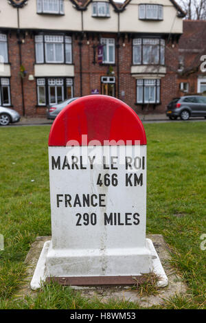 Stone Mile Post à Marlow affichant la distance à sa ville jumelle de Marly le Roi. Banque D'Images