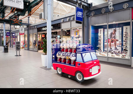 Un moment tranquille dans le centre de Swindon Designer Outlet Banque D'Images