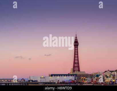 La tour de Blackpool Central Pier et Promenade, entrée privée, début de soirée, Blackpool, Lancashire, Royaume-Uni. Banque D'Images