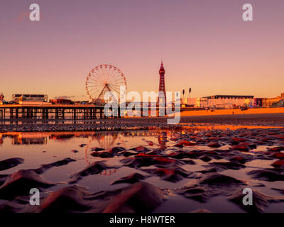 La tour de Blackpool Central Pier et à la réflexion dans l'eau sur la plage au coucher du soleil, Lancashire, Royaume-Uni. Banque D'Images