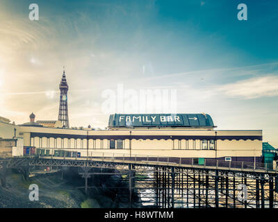 La famille signe sur North Pier avec tour dans la distance, Blackpool, Lancashire, Royaume-Uni. Banque D'Images