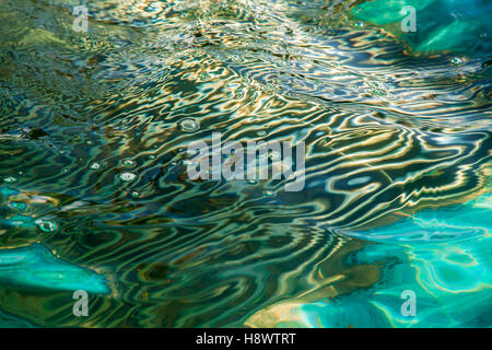 Multicoroled résumé réflexion lumineuse dans l'eau Banque D'Images