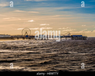 Central Pier avec Pleasure Beach Blackpool, à distance, Lancashire, Royaume-Uni. Banque D'Images