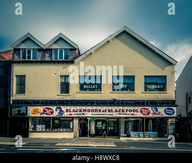 Blackwoods, souvenir traditionnel et rock shop avec un studio de danse au-dessus de Blackpool, Lancashire, Royaume-Uni. Banque D'Images