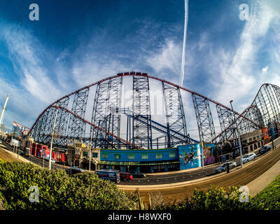 Grande Ourse Rollercoaster ride à Pleasure Beach, Blackpool, Lancashire, Royaume-Uni. Banque D'Images