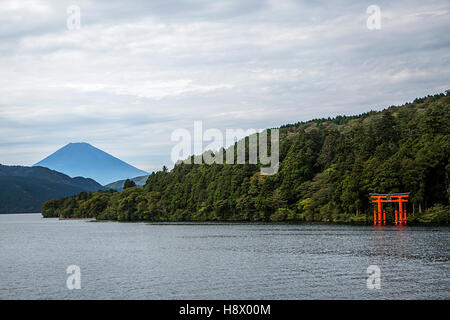 Le torii rouge dans le lac Ashi, Hakone, Japon Banque D'Images