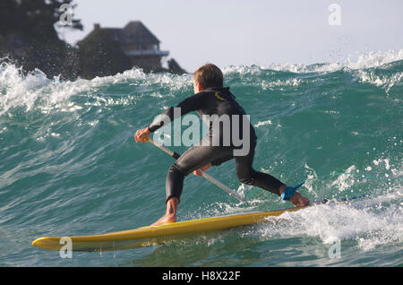 Stand Up Paddle surfer du Plage Trestraou Banque D'Images