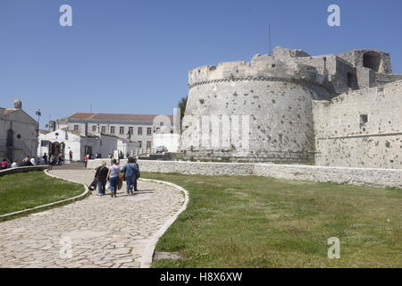 Les gens à pied par le château normand à Monte Sant'Angelo, Pouilles, Banque D'Images