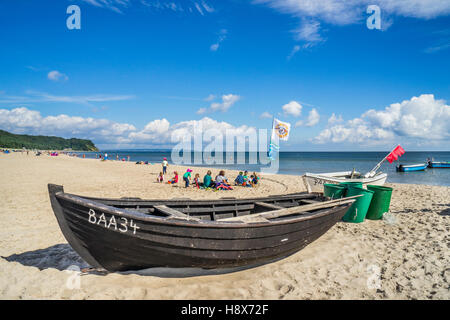 Bateau de pêche sur la plage de la mer Baltique resort Binz sur l'île de Rügen, Mecklenburg-Vorpommern, Allemagne Banque D'Images