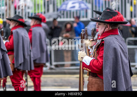Les hommes en mars Maire's show à Londres, en Angleterre en novembre 2016. Bas rouge chaussures boucle image soldat royal Banque D'Images