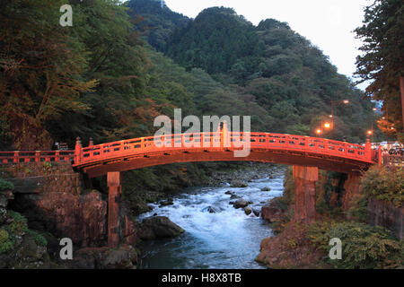 Japon, Nikko, Pont Shinkyo, rivière Daiya, Banque D'Images