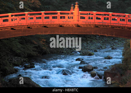 Japon, Nikko, Pont Shinkyo, rivière Daiya, Banque D'Images