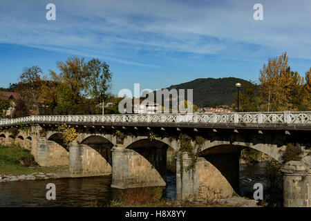 Pont sur la rivière Asón, dans la ville de Ampuero, Cantabria, Spain, Europe Banque D'Images