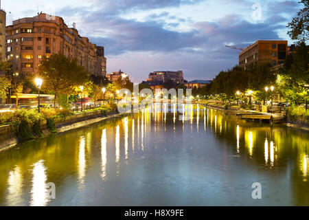 La rivière Dambovita, au centre-ville de Bucarest, Roumanie Banque D'Images