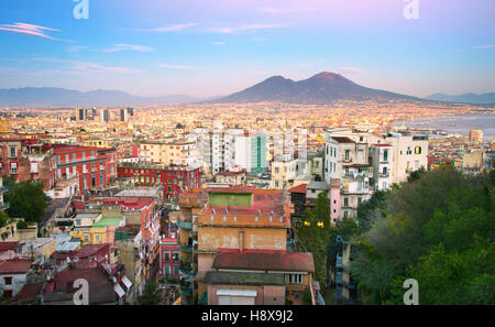 Skyline de Naples dans le coucher du soleil la lumière. Italie Banque D'Images