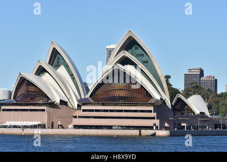 Voir l'emblématique Opéra de Sydney de construire à partir de la surface du port. Banque D'Images