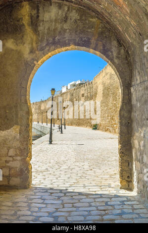 L'arche de pierre était l'entrée du vieux port au moyen âge, Bizerte, Tunisie. Banque D'Images