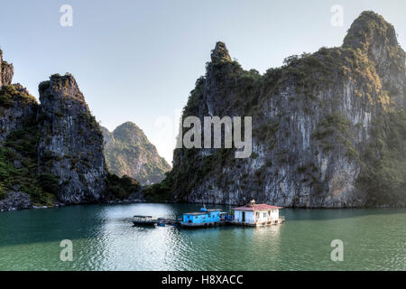 Maison flottante, Halong Bay, Vietnam, l'Indochine, l'Asie Banque D'Images