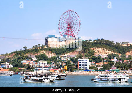 Ha Long Roue Sun, Halong Bay, Vietnam, l'Indochine, l'Asie Banque D'Images