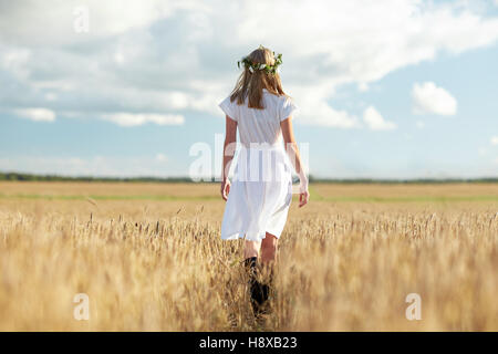 Happy young woman en fleurs gerbe au champ de céréales Banque D'Images