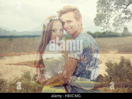 Happy smiling young couple outdoors hippie Banque D'Images